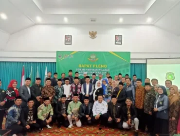 Anggota Komisi VIII DPR RI sekaligus Wakil Sekretaris Dewan Syuro DPP PKB KH Maman Imanulhaq (Tengah Berompi) foro bersama dengan jajaran pengurus LASQI  Jawa Barat usai Rapat Pleno. (Foto : Istimewa)