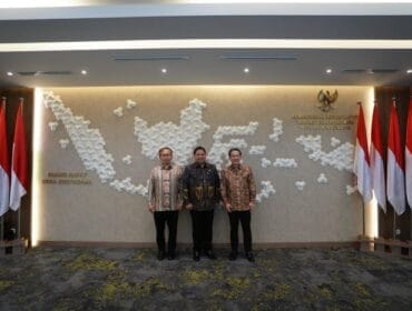 Menko Perekonomian Airlangga Hartarto saat foto bersama Chairman Japan Bank for International Cooperation (JBIC) Tadashi Maeda dan Ambassador for the promotion of the Asia Zero Emission Community (AZEC) Takio Yamada .(Foto : Humas Kemenko Perekonomian)