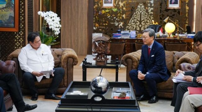 Menteri Koordinator Bidang Perekonomian Airlangga Hartarto saat menerima kunjungan CEO dan Vice Chairman Federation of Korean Industries (FKI) Kim Chang-beom di kantor Kemenko Perekonomian Jakarta ( Foto: Humas Kemenko Perekonomian)
