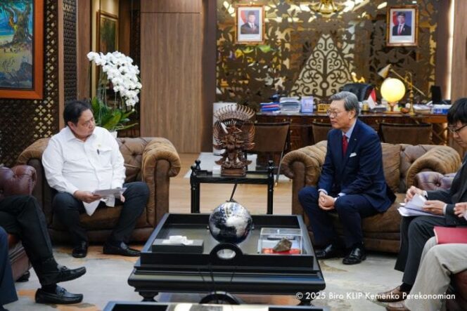 
					Menteri Koordinator Bidang Perekonomian Airlangga Hartarto saat menerima kunjungan CEO dan Vice Chairman Federation of Korean Industries (FKI) Kim Chang-beom di kantor Kemenko Perekonomian Jakarta ( Foto: Humas Kemenko Perekonomian)