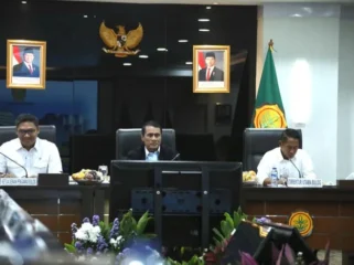 Menteri Pertanian Andi Amran Sulaiman saat rapat bersama jajaran Bulog. (Foto : Humas kementan) 

