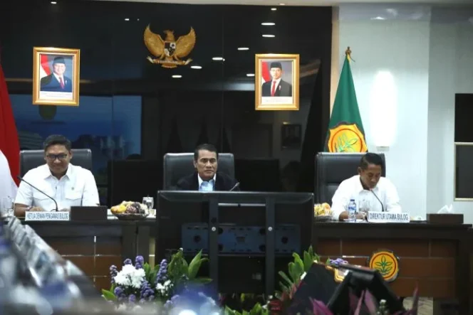 
					Menteri Pertanian Andi Amran Sulaiman saat rapat bersama jajaran Bulog. (Foto : Humas kementan) 

