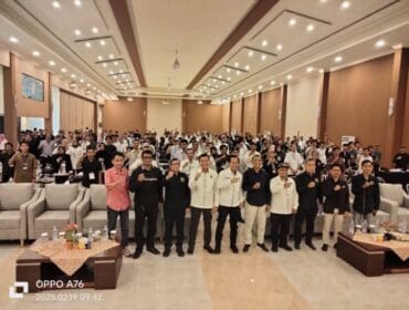Ketua PWI Pusat Hendri Ch Bangun (tiga dari kiri) saat foto bersama dengan jajaran pengurus PWEOI Banten dan peserta OKK. (Foto; PWI Banten)
