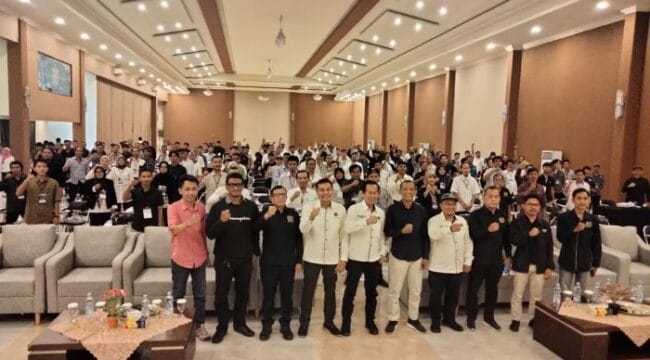 Ketua PWI Pusat Hendri Ch Bangun (tiga dari kiri) saat foto bersama dengan jajaran pengurus PWEOI Banten dan peserta OKK. (Foto; PWI Banten)