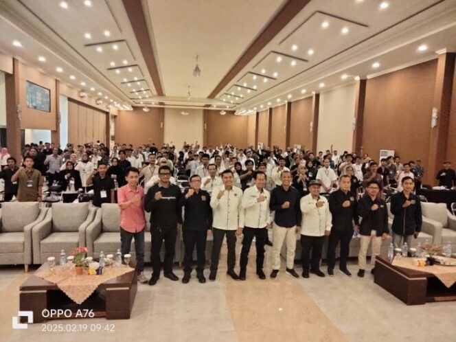 
					Ketua PWI Pusat Hendri Ch Bangun (tiga dari kiri) saat foto bersama dengan jajaran pengurus PWEOI Banten dan peserta OKK. (Foto; PWI Banten)
