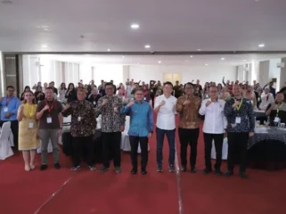 Pj. Wali Kota Batu, Aries Agung Paewai (Tengah Baju Biru) Bersama jajaran PHRI Kota Batu usai Muscab PHRI Batu. (Foto: Prokopim Setda Kota Batu)