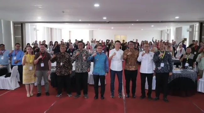 Pj. Wali Kota Batu, Aries Agung Paewai (Tengah Baju Biru) Bersama jajaran PHRI Kota Batu usai Muscab PHRI Batu. (Foto: Prokopim Setda Kota Batu)