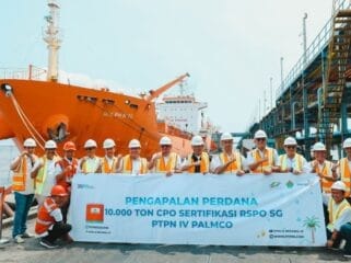 Direktur Pemasaran dan Komersial PT Perkebunan Nusantara IV (PTPN IV) PalmCo Ryanto Wisnuardy saat melepas pengapalan perdana 10.000 ton CPO bersertifikasi RSPO SG senilai USD9 juta dari pelabuhan Pelindo Dumai, Riau, dengan tujuan akhir Italia. Ia mengatakan Pengiriman CPO bersertifikasi RSPO SG tersebut merupakan yang pertama dan menjadi tonggak sejarah di PTPN IV PalmCo yang diproduksi Regional III Riau. (Foto :  Humas PTPN IV) 