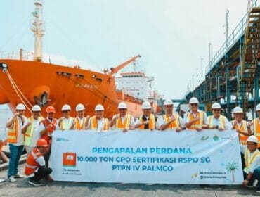 Direktur Pemasaran dan Komersial PT Perkebunan Nusantara IV (PTPN IV) PalmCo Ryanto Wisnuardy saat melepas pengapalan perdana 10.000 ton CPO bersertifikasi RSPO SG senilai USD9 juta dari pelabuhan Pelindo Dumai, Riau, dengan tujuan akhir Italia. Ia mengatakan Pengiriman CPO bersertifikasi RSPO SG tersebut merupakan yang pertama dan menjadi tonggak sejarah di PTPN IV PalmCo yang diproduksi Regional III Riau. (Foto :  Humas PTPN IV) 