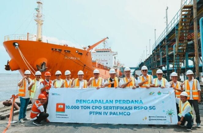 
Direktur Pemasaran dan Komersial PT Perkebunan Nusantara IV (PTPN IV) PalmCo Ryanto Wisnuardy saat melepas pengapalan perdana 10.000 ton CPO bersertifikasi RSPO SG senilai USD9 juta dari pelabuhan Pelindo Dumai, Riau, dengan tujuan akhir Italia. Ia mengatakan Pengiriman CPO bersertifikasi RSPO SG tersebut merupakan yang pertama dan menjadi tonggak sejarah di PTPN IV PalmCo yang diproduksi Regional III Riau. (Foto :  Humas PTPN IV) 