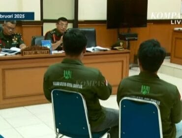 2 anak Almarhum Ilyas korban penembakan oleh Oknum TNI AL saat menjadi saksi terhadap 3 terdakwa (Foto: Kompastv)