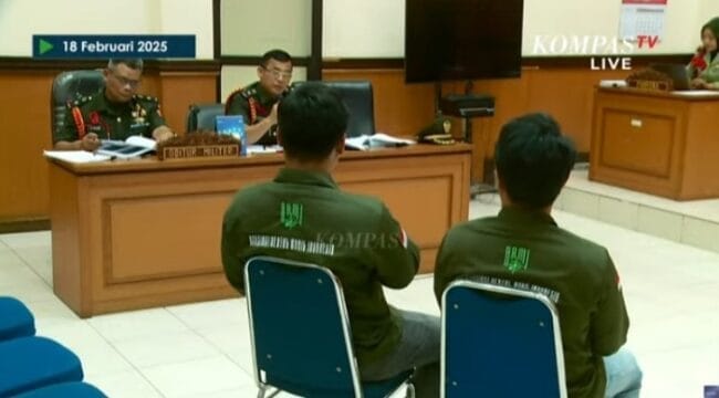 2 anak Almarhum Ilyas korban penembakan oleh Oknum TNI AL saat menjadi saksi terhadap 3 terdakwa (Foto: Kompastv)