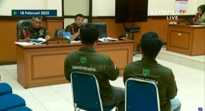 
					2 anak Almarhum Ilyas korban penembakan oleh Oknum TNI AL saat menjadi saksi terhadap 3 terdakwa (Foto: Kompastv)