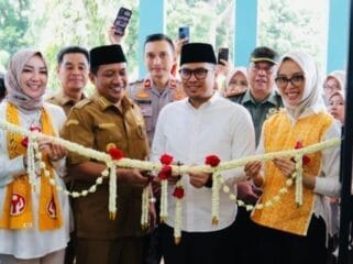  Wakil Wali Kota Tangsel Pilar Saga Ichsan saat memotong pita dalam acara peresmian Galeri Dekranasda dan UMKM di Kecamatan Pondok Aren  (Foto: Istimewa)