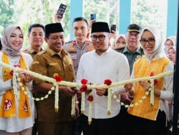  Wakil Wali Kota Tangsel Pilar Saga Ichsan saat memotong pita dalam acara peresmian Galeri Dekranasda dan UMKM di Kecamatan Pondok Aren  (Foto: Istimewa)