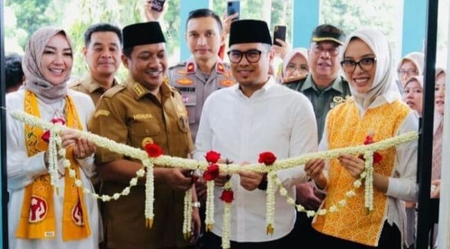  Wakil Wali Kota Tangsel Pilar Saga Ichsan saat memotong pita dalam acara peresmian Galeri Dekranasda dan UMKM di Kecamatan Pondok Aren  (Foto: Istimewa)