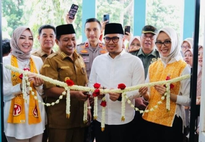 
					 Wakil Wali Kota Tangsel Pilar Saga Ichsan saat memotong pita dalam acara peresmian Galeri Dekranasda dan UMKM di Kecamatan Pondok Aren  (Foto: Istimewa)