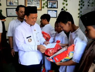 Pj wali Kota tangerang Nurdin saat meberikan santunan kepada anak yatim dalam kegiatan Jumat Berbagi. (Foto: Istimeswa)