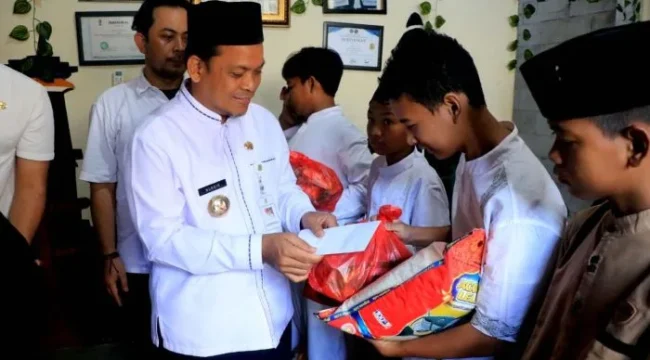 Pj wali Kota tangerang Nurdin saat meberikan santunan kepada anak yatim dalam kegiatan Jumat Berbagi. (Foto: Istimeswa)