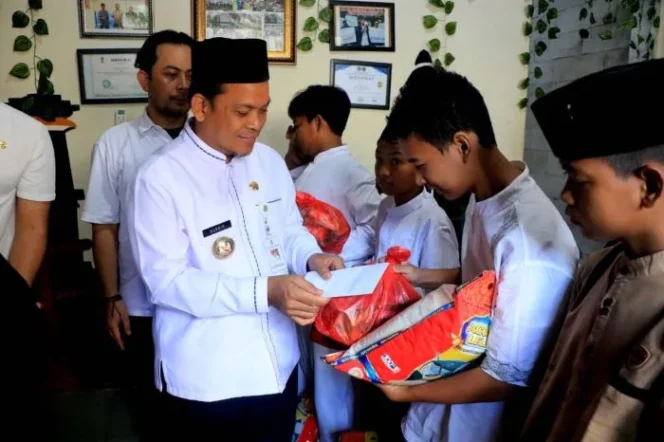 
Pj wali Kota tangerang Nurdin saat meberikan santunan kepada anak yatim dalam kegiatan Jumat Berbagi. (Foto: Istimeswa)