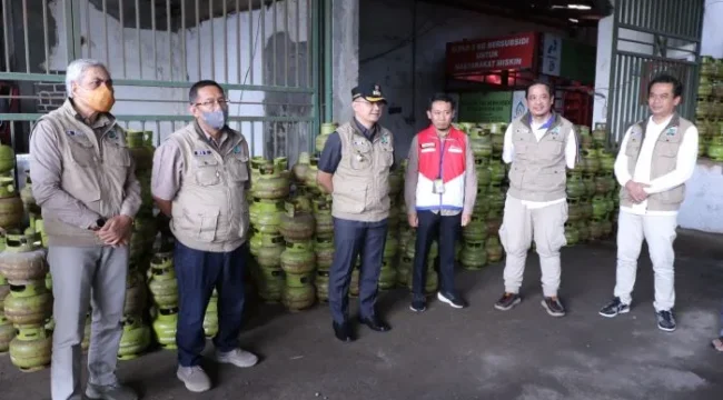 Pj. Wali Kota Batu, Aries Agung Paewai saat meninjau salah satu pangkalan LPG 3Kg di Kota Batu (Foto : Prokopim Setda Kota Batu)