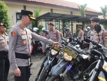 Kapolres Tangsel AKBP Victor D.H. Inkiriwang saat memeriksa kendaraan operasional Tim URC. (Foto : Humas Polres Tangsel)