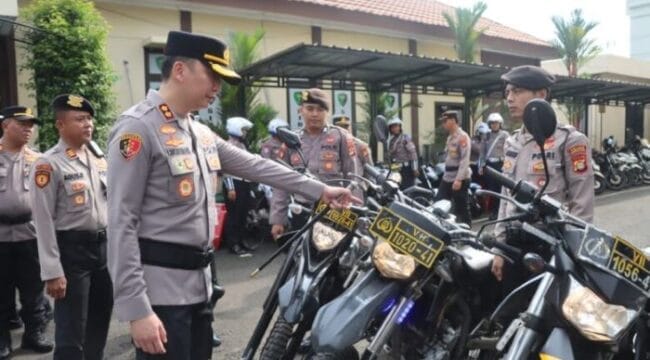 Kapolres Tangsel AKBP Victor D.H. Inkiriwang saat memeriksa kendaraan operasional Tim URC. (Foto : Humas Polres Tangsel)