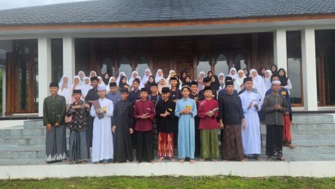 
					Para Santri dan Santriwati - Pesantren Ekologi Al Mizan Wanajaya Majalengka  (Foto : Istimewa)