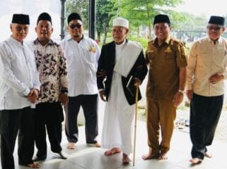 Camat Pondok Aren bersama ketua MUI Tangsel, dan ketua MUI Kec. Pondok Aren (Foto: Istimewa)