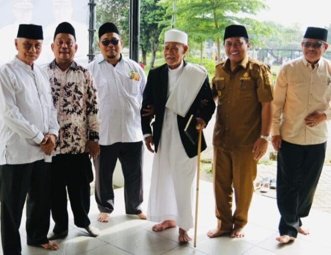 
					Camat Pondok Aren bersama ketua MUI Tangsel, dan ketua MUI Kec. Pondok Aren (Foto: Istimewa)