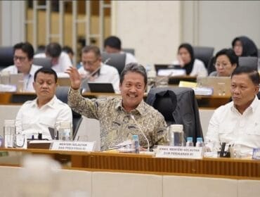 Menteri Kelautan dan Perikanan, Sakti Wahyu Trenggono dalam rapat terkait permasalahan pagar laut (Foto: Humas Kementerian Kelautan dan Perikanan)