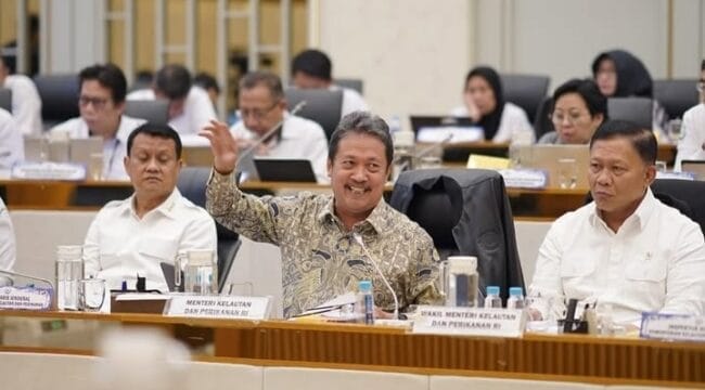 Menteri Kelautan dan Perikanan, Sakti Wahyu Trenggono dalam rapat terkait permasalahan pagar laut (Foto: Humas Kementerian Kelautan dan Perikanan)