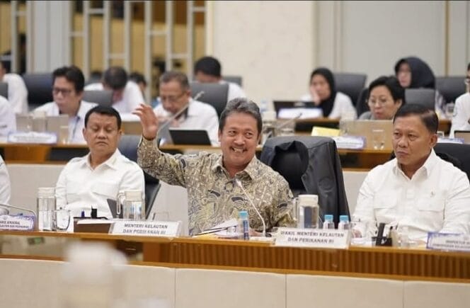 
Menteri Kelautan dan Perikanan, Sakti Wahyu Trenggono dalam rapat terkait permasalahan pagar laut (Foto: Humas Kementerian Kelautan dan Perikanan)