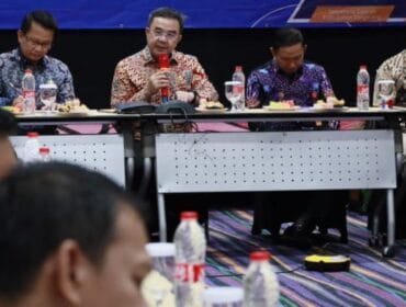 Sekretaris Daerah (Sekda) Kabupaten Tangerang, Soma Atmaja saat membuka   Focus Group Discussion (FGD) bertema Digitalisasi Pelayanan Administrasi Kependudukan serta Penerapan Sistem Keamanan Manajemen Informasi dalam Pelayanan Administrasi Kependudukan. ( Foto :Portal Pemerintah Kabupaten Tangerang) .
