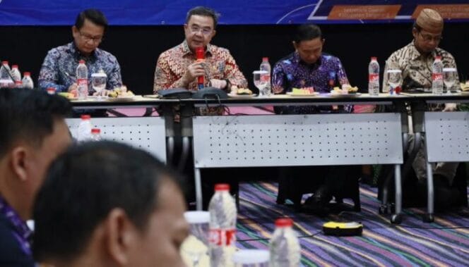 
Sekretaris Daerah (Sekda) Kabupaten Tangerang, Soma Atmaja saat membuka   Focus Group Discussion (FGD) bertema Digitalisasi Pelayanan Administrasi Kependudukan serta Penerapan Sistem Keamanan Manajemen Informasi dalam Pelayanan Administrasi Kependudukan. ( Foto :Portal Pemerintah Kabupaten Tangerang) .