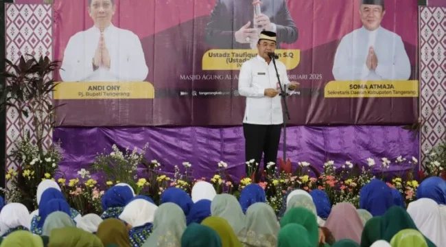 Sekretaris Daerah (Sekda) Kabupaten Tangerang, Soma Atmaja. saat memberikan sambutan dalam peringatan Isra Mi