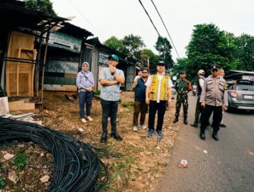 Wakil Wali Kota Tangsel Pilar Saga Ichsan melakukan sidak  proses perapihan kabel udara  ke bawah tanah. (Foto : Portal Pemerintah Kota Tangsel)