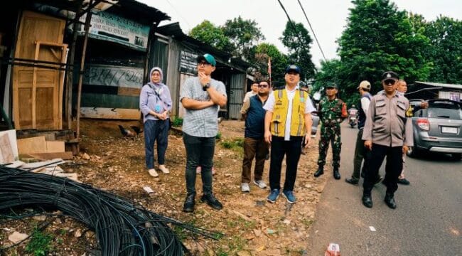 Wakil Wali Kota Tangsel Pilar Saga Ichsan melakukan sidak  proses perapihan kabel udara  ke bawah tanah. (Foto : Portal Pemerintah Kota Tangsel)