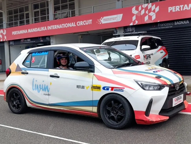
					Crew kapal perang mencoba mengendari Krida Toyota Agya Arrive and Drive di sirkuit Mandalika Pertamina (Foto: Adjat/Lombok Diatas Roda)