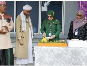 Direktur RSUD Pakuhaji, dr. Umie Kulsum saat memotong nasi tumpeng dalam peringatam HUT ke7 RSUD Pakuhaji ( Foto : IG :pemkabtangerang)