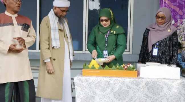 Direktur RSUD Pakuhaji, dr. Umie Kulsum saat memotong nasi tumpeng dalam peringatam HUT ke7 RSUD Pakuhaji ( Foto : IG :pemkabtangerang)