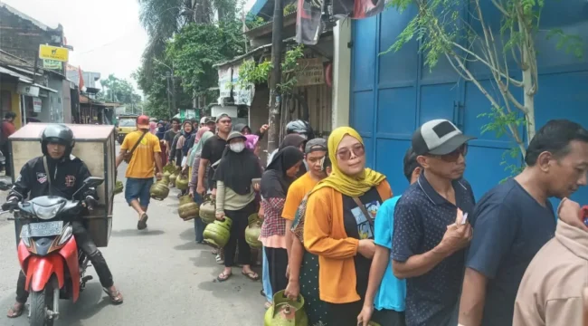 Masyarakat Tangerang rela antri panjang untuk mendapatkan Gas Elpiji 3Kg di Agen Puri Kartika Baru, Kelurahan Tajur, Ciledug, Tangerang pada Senin, 3 Februari 2025 (Gunawan/Dok. Jejaknarasi.id)