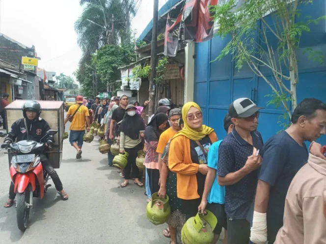 
Masyarakat Tangerang rela antri panjang untuk mendapatkan Gas Elpiji 3Kg di Agen Puri Kartika Baru, Kelurahan Tajur, Ciledug, Tangerang pada Senin, 3 Februari 2025 (Gunawan/Dok. Jejaknarasi.id)