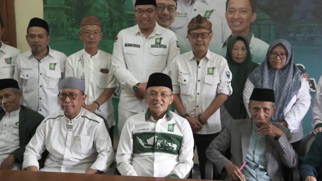 
					KH Maman Imanulhaq bersama jajaran pengurus dan dewan Syura PKB Sumedang. (Foto: Istimewa)