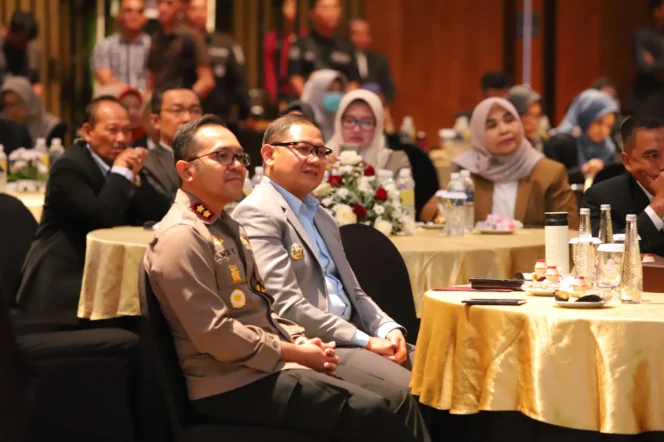 
					Penjabat (Pj.) Wali Kota Batu, Aries Agung Paewai (Jas Abu-abu). (Foto : Prokopim Setda Kota Batu)