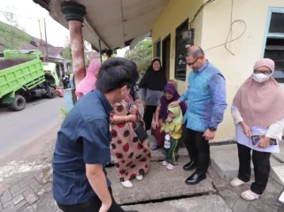 Pj Walikota Batu Kunjungi Posyandu(Foto : Prokopim Setda Kota Batu)