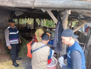 Babinkamtipnas Polsek Bumiaji Dampingi Vaksinasi (Foto : Humas Polsek Bumiaji)