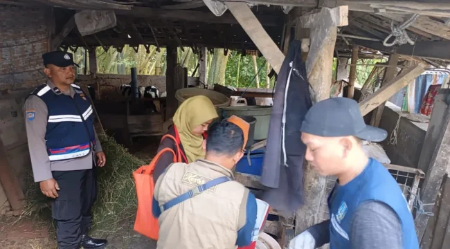 Babinkamtipnas Polsek Bumiaji Dampingi Vaksinasi (Foto : Humas Polsek Bumiaji)