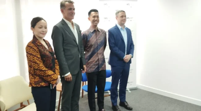 Putri Mulya (Country Manager) - Marc Descrozaille (CEO Middle East, Africa & Asia-Pacific at IWG plc) - Jonathan Teja (Head of Partnership Growth in Indonesia) - Paul MacAndrew (Regional Senior Vice President Asia Pacific at IWG PLC) (Foto : Istimewa)