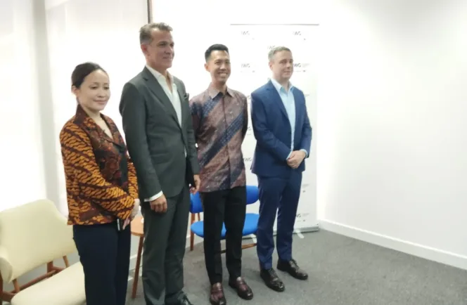 
					Putri Mulya (Country Manager) - Marc Descrozaille (CEO Middle East, Africa & Asia-Pacific at IWG plc) - Jonathan Teja (Head of Partnership Growth in Indonesia) - Paul MacAndrew (Regional Senior Vice President Asia Pacific at IWG PLC) (Foto : Istimewa)
